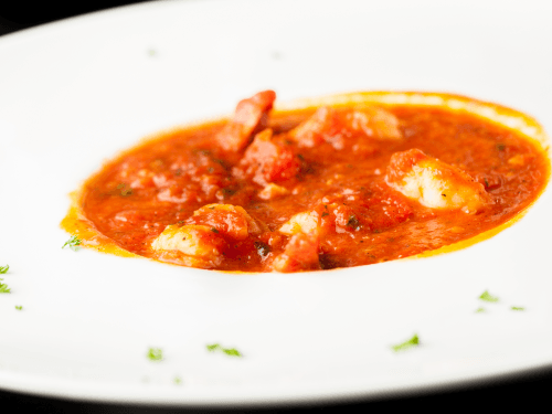 Calamari e scampi dello chef con pomodori ciliegini