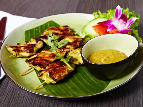 Chicken skewers with satey sauce