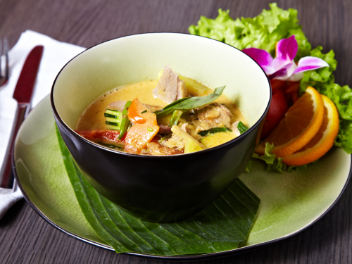 Duck with red curry and pineapple