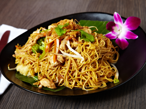 Stir-fried noodles with chicken