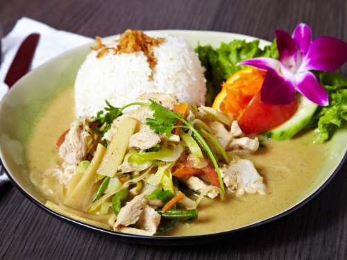 Stir-fried chicken with vegetables and curry coco