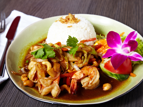 Stir-fried scampis with vegetables and cashew nuts