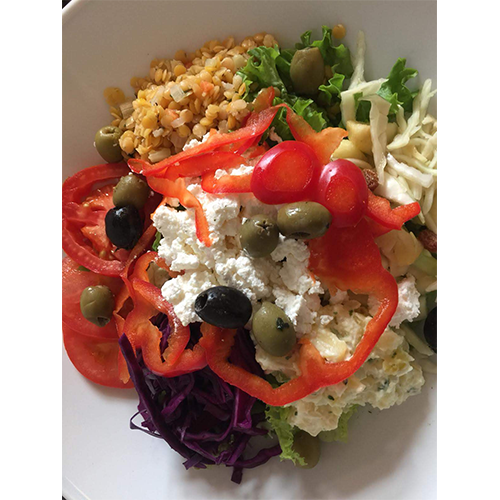 Salade met feta, olijven en verse oregano