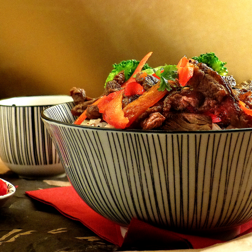 Donburi with stir-fried beef and vegetables