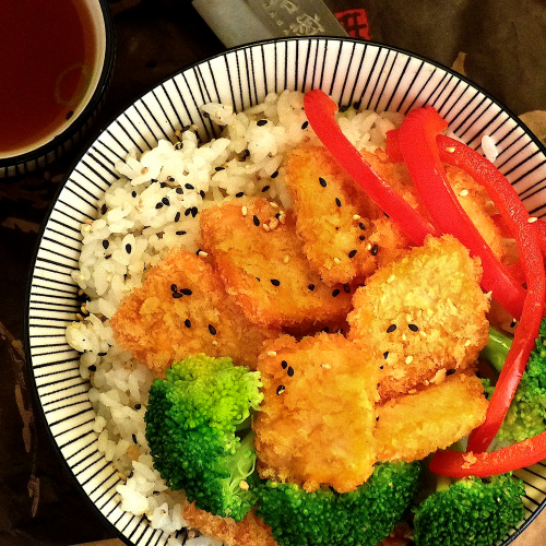 Donburi with bread-crumbed fish and vegetables