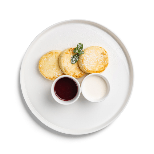 Syrniki avec la confiture de framboise