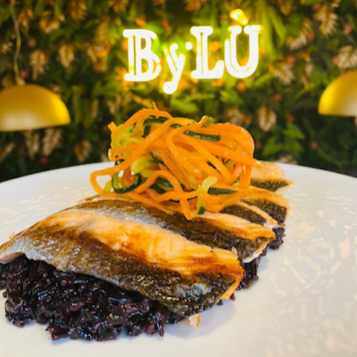 Scottata Di Salmone Con Riso Nero E Verdure