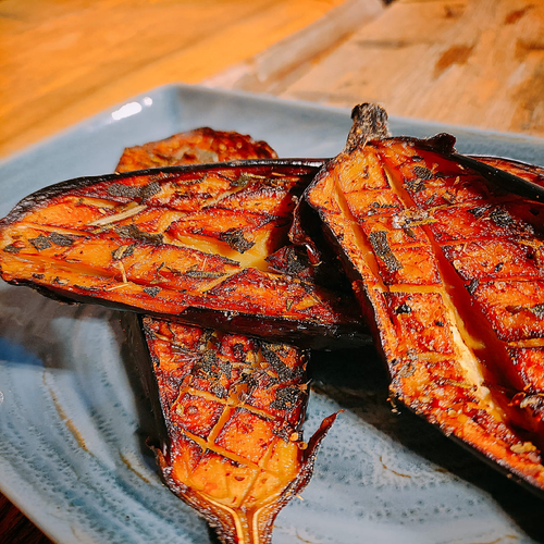 Aubergines grillées marinées