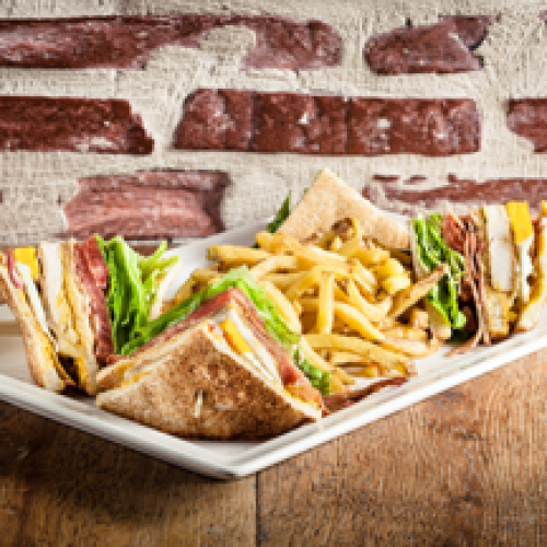 Harry's Deluxe Club Sandwich + Frites Maison