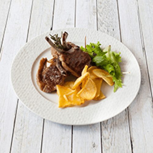 Côtelettes d'agneau grillé et pommes frites