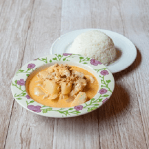 Poulet mijoté dans une sauce au lait de coco avec pomme de terre et cacahuètes