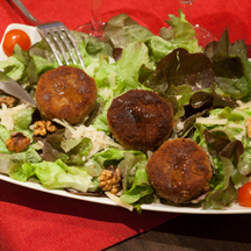 Les 2 Cabecous Fermiers Chauds sur Toasts, Salade et Bocal de Miel