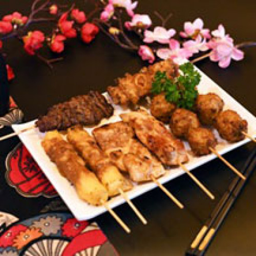 B7 - Menu Brochette de 2 Poulet, 2 Boulettes de Poulet, 2 Boeuf au Fromage, 1 Boeuf et 1 Aile de Poulet