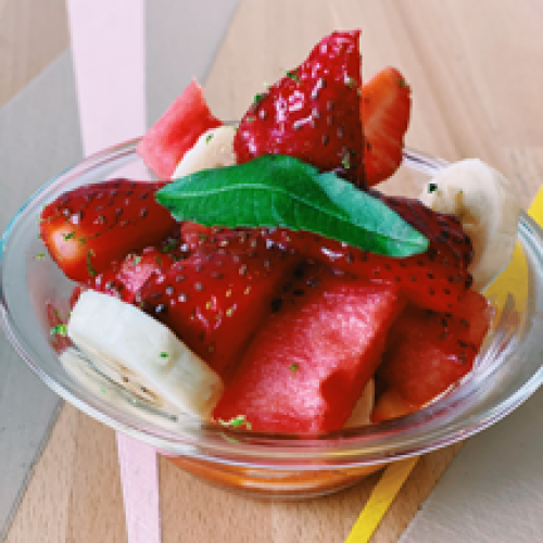Ensalada de Frutas y Leche de Tigre