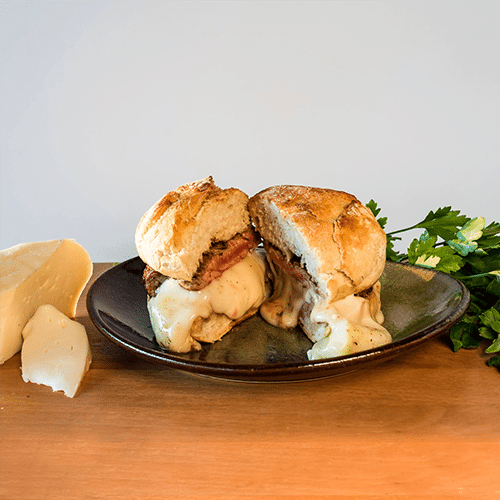 Prego com queijo da serra