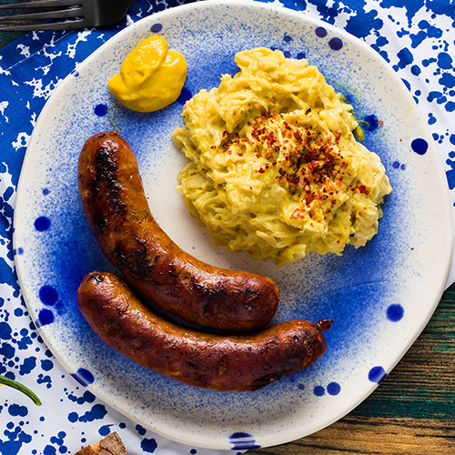 Cârnați ungurești cu usturoi și sauerkraut cu muștar