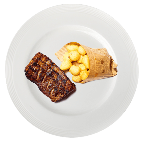 Coaste de porc cu sos BBQ servit cu cartofi prajiti