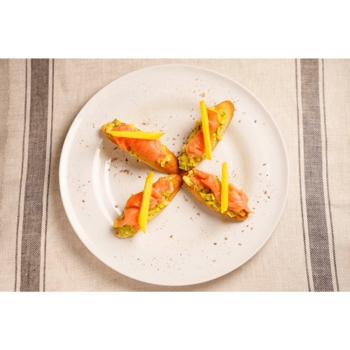 Bruschete cu somon, mango și avocado