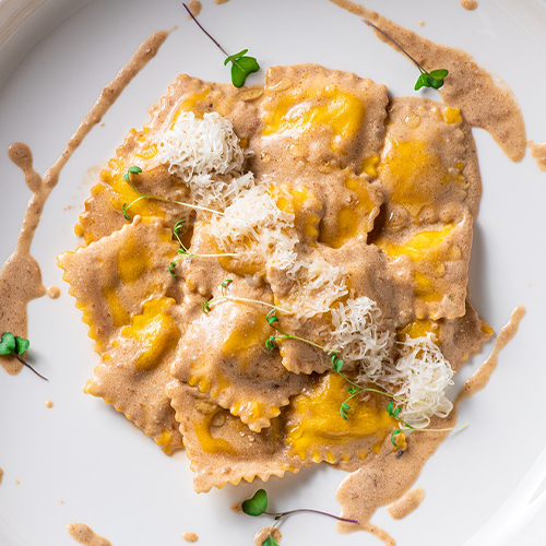 Ravioli porcini cu unt de bivolita, salvie si grana padano