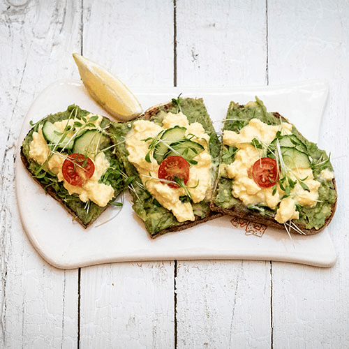 Toast avocat oeufs brouillés