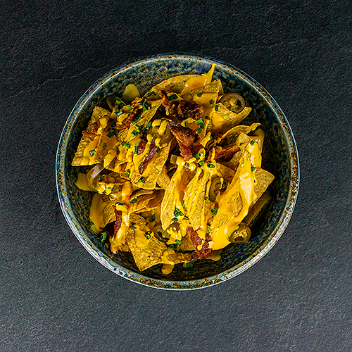 Crunchy Nachos mit Bacon, Jalapenos und Cheddar
