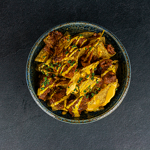 Crunchy Nachos mit Beef Chili, Jalapenos und Cheddar