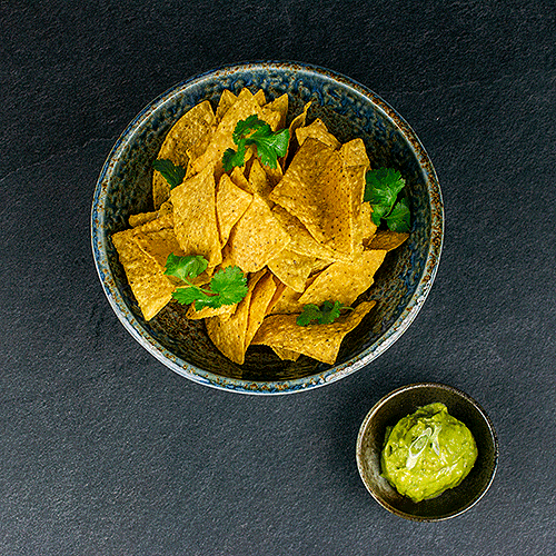 Crunchy Nachos mit Guacamole und Koriander