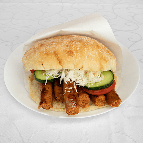 Hausgemachte Würstel im Brot