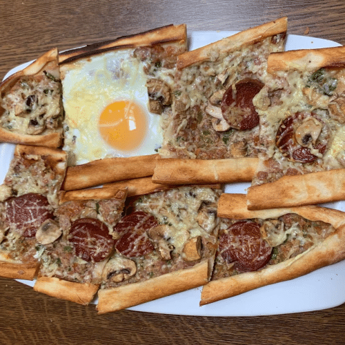 Pide haché-soujouk-oeuf-champignon-fromage