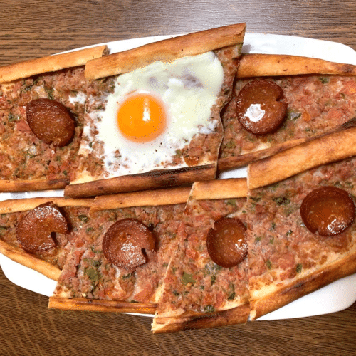 Pide viande hahcé-oeuf-soujouk