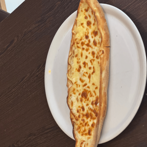 Cheesy bread met kaas met looksaus