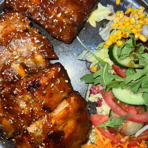 Spareribs met salade en frietjes