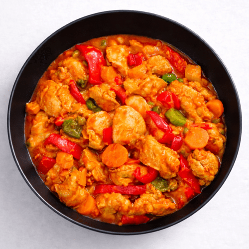 Kipfilet met seizoensgroenten in pikante saus