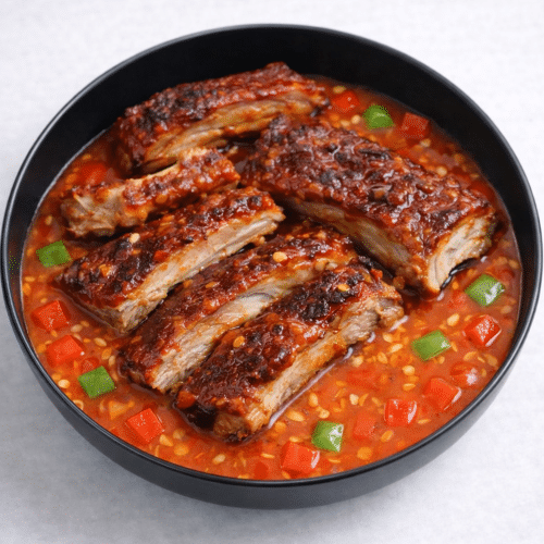 Varkensribbetjes in pikante saus