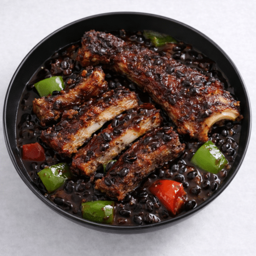 Varkensribbetjes in zwarte bonensaus