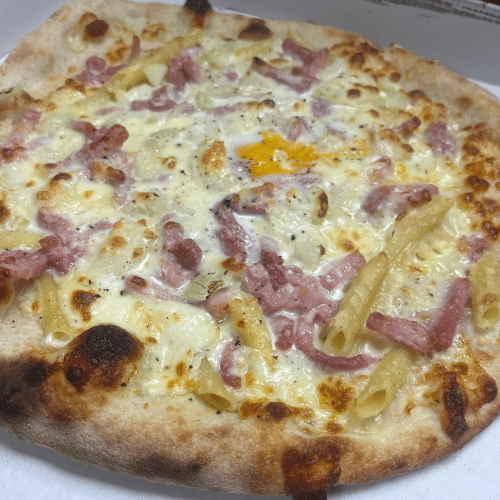 Pizza aux pâtes carbonara