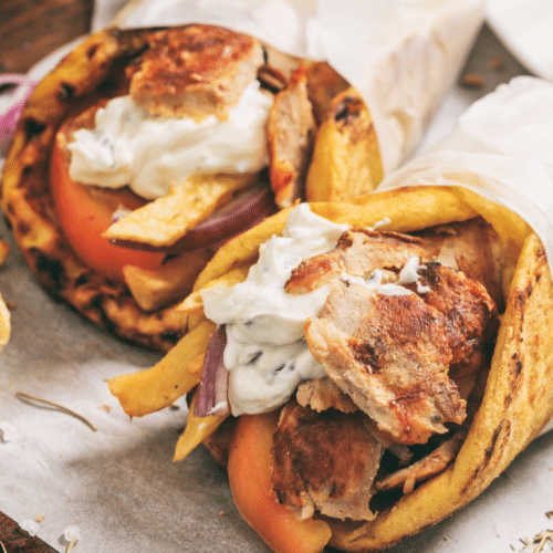 Griekse pitabroodje met kipkebab