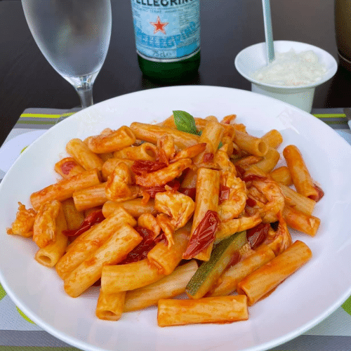 Rigatoni au pomodoro, courgettes et scampis
