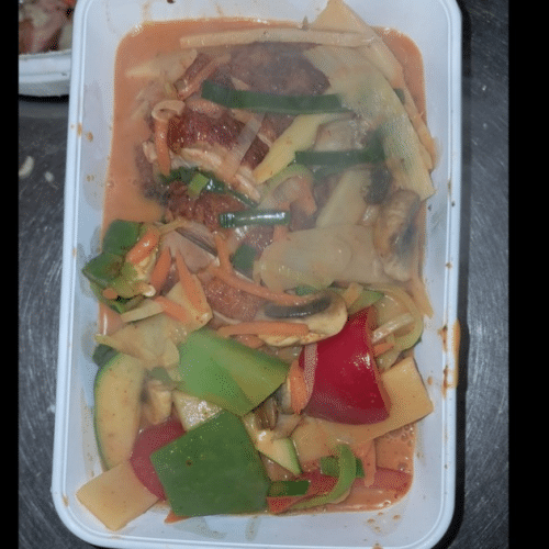 Eend met diverse groenten in Thaisaus en kokosmelk