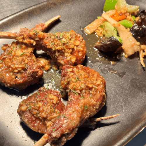 Couronnes d'agneaux grillés, parfumées au cumin