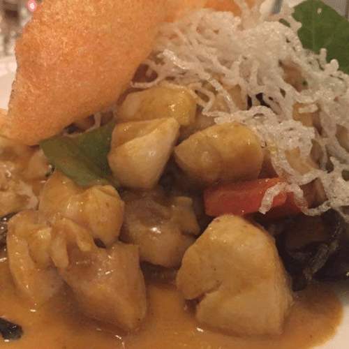 Dés de poulet au curry jaune et lait de coco