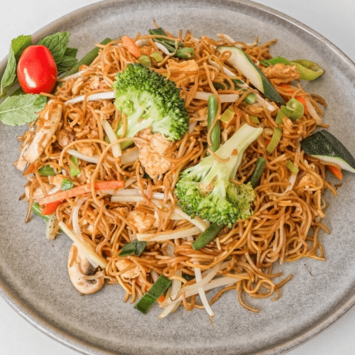Nouilles sauté au poulet et légumes
