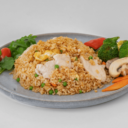 Riz sauté au poulet et légumes