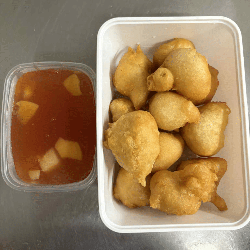 57. Gebakken kipblokjes in zoetzure saus