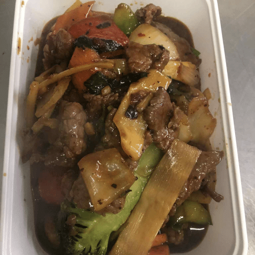 64. Rundsvlees in pikante saus met basilicum