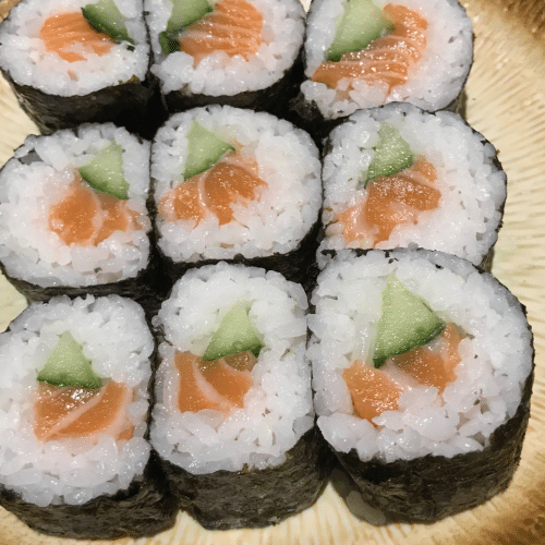 Zalm, komkommer, krokante ui maki