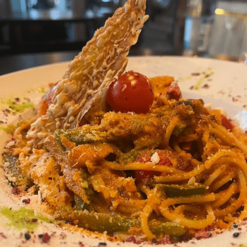 Tagliatelle gerookte zalm, scampi's en rode pesto