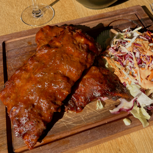 Traag gegaarde ribbetjes met homemade dip