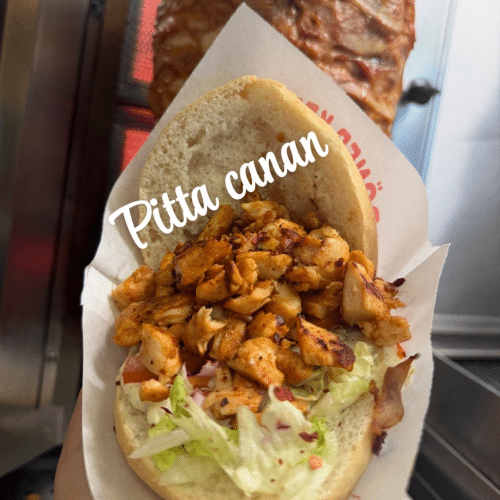 Klein broodje grill kipfilet met frietjes