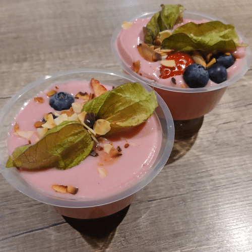 Jetzt ganz neu im Sortiment. Frischer panna cotta, Erdbeeren